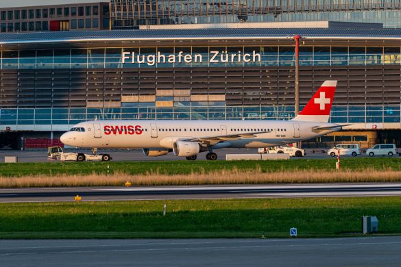 Flugzeug auf der Startbahn des Flughafen Zürich